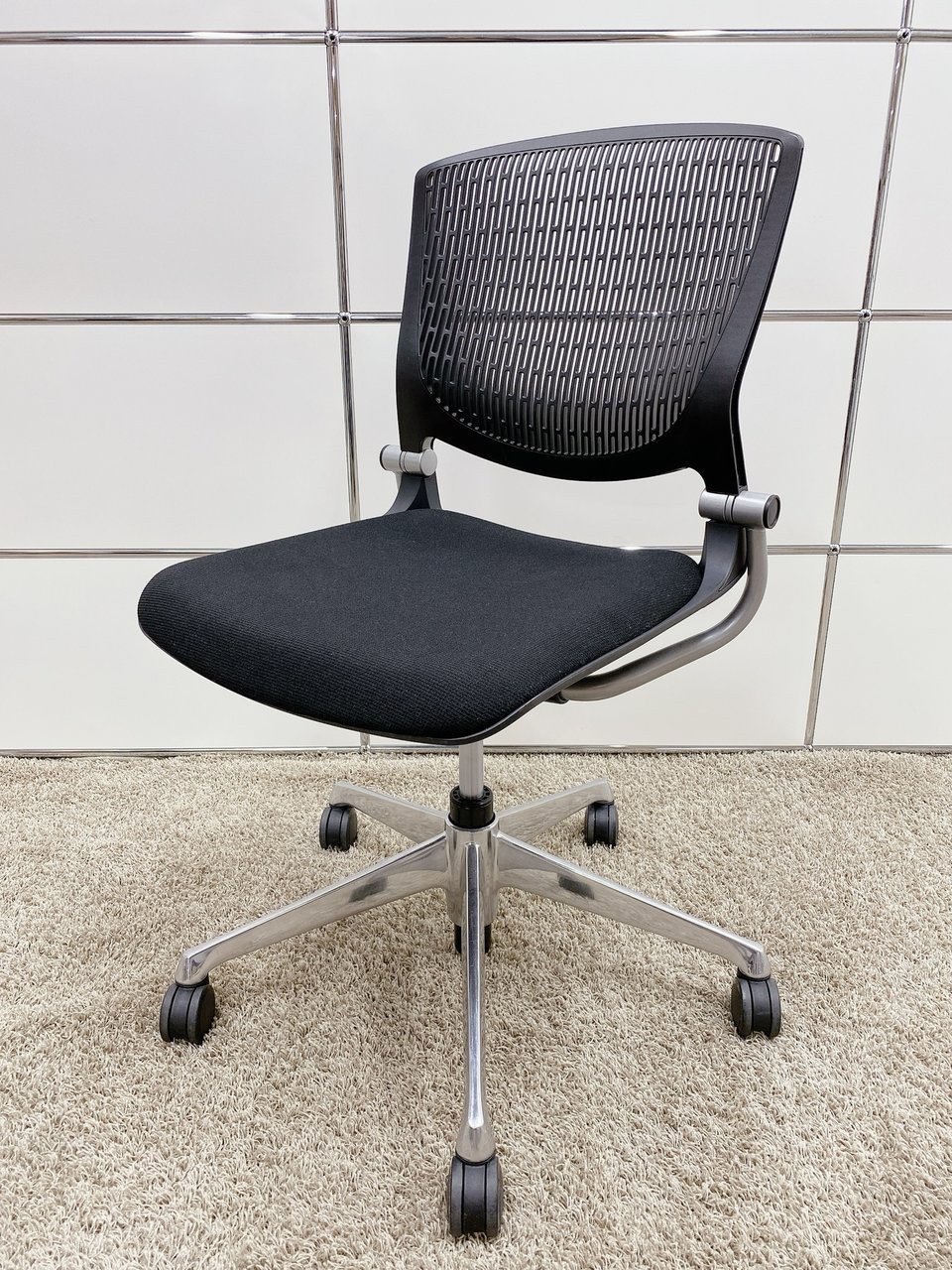 【KS】【倉庫に150脚程入荷してます！】ミーティングチェア界№１の座り心地とデザイン性を兼ねそろえたチェア！■オカムラ■グラータ■ブラック
                        グラータ 
                                    中古
            