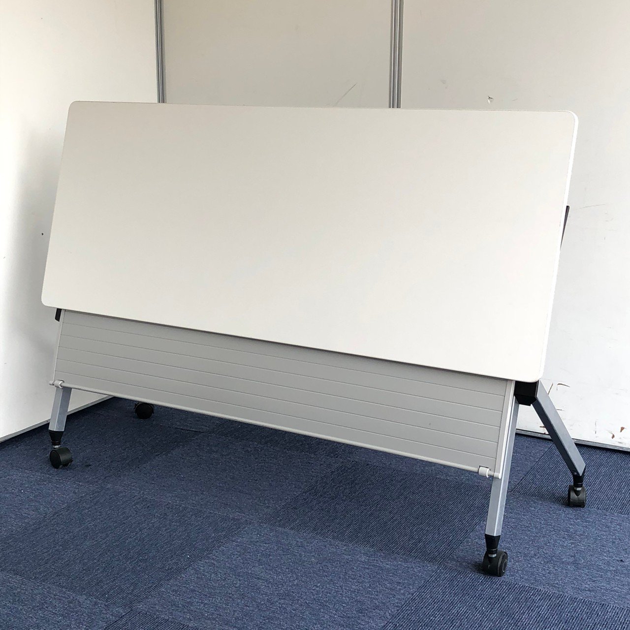 重ねて収納も可能なテーブル！ロット入荷中！　イトーキ/ホワイト/サイドスタック　折りたたみ式　収納可能　
                        その他シリーズ
                                    中古
            