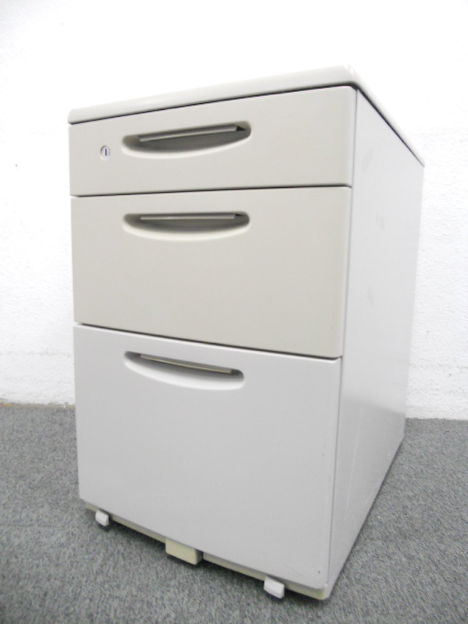 【分別収納に便利！3段ワゴン】オカムラ製/SDシリーズ/ライトスモーク色■キャスター付き。デスク下における！　★
                        SD
                                    中古
            