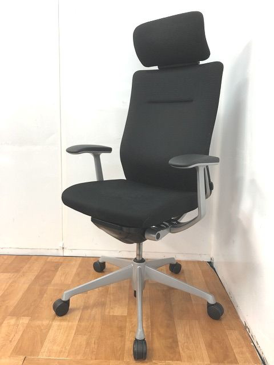 【ヘッドレスト＆固定肘＆ランバーサポ―ト付ハイバックチェアで最高クラスの座り心地です！！】
                        コーラル 
                                    中古
            