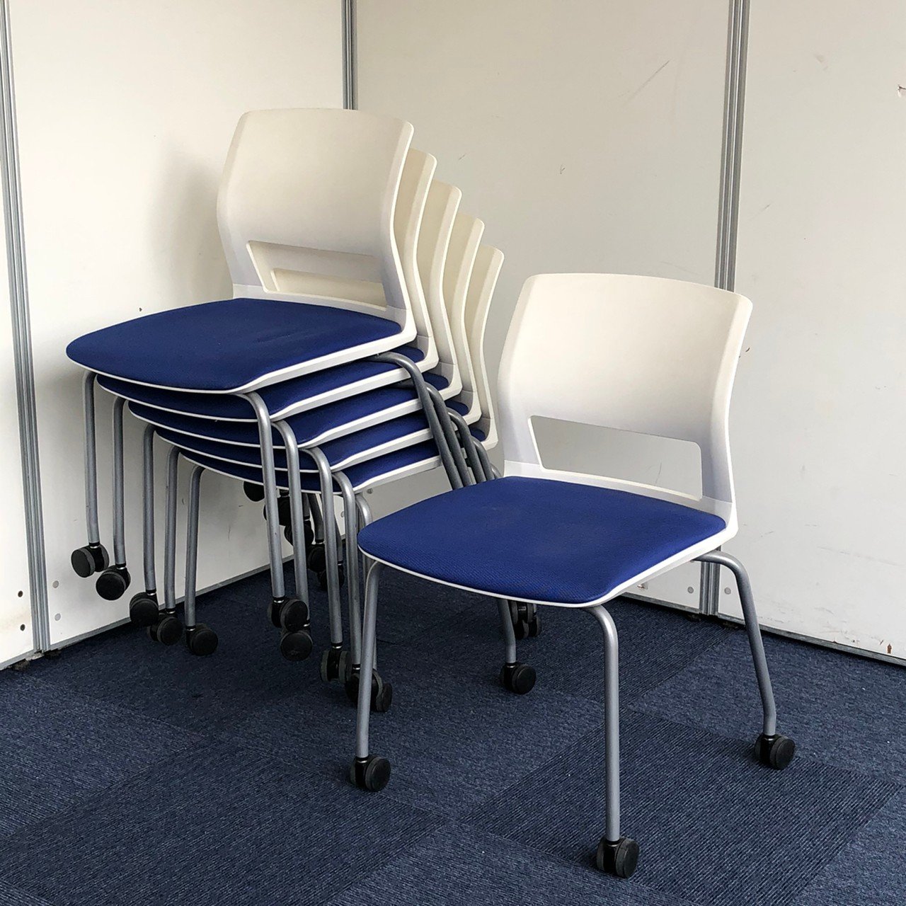 お得なスタッキングチェアセット。仲間外れは許さない！6脚完売セット。
                        その他シリーズ
                                    中古
            