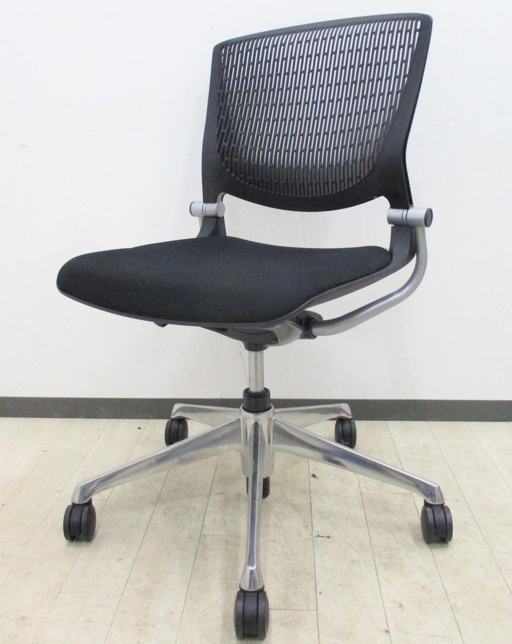 【スタイリッシュなデザイン！】■グラータチェア　ブラック　■ミーティングにもデスクワークにもオススメ！
                        グラータ 
                                    中古
            