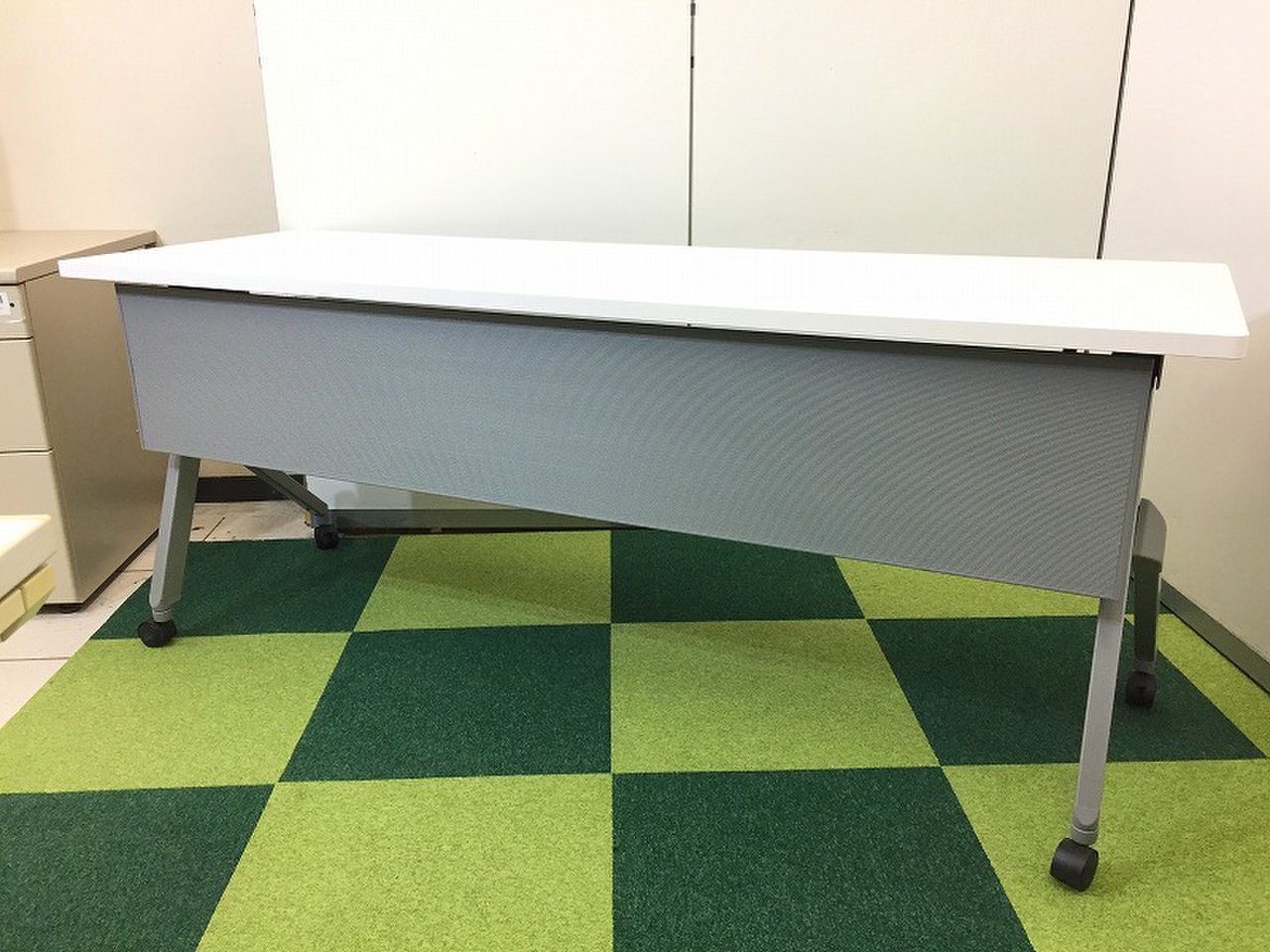 【16台入荷！！】オカムラ製のサイドスタックテーブル！！ロット商品｜人気ホワイトカラー！！【関西在庫数ナンバーワン・尼崎店】
                        フラプター 
                                    中古
            