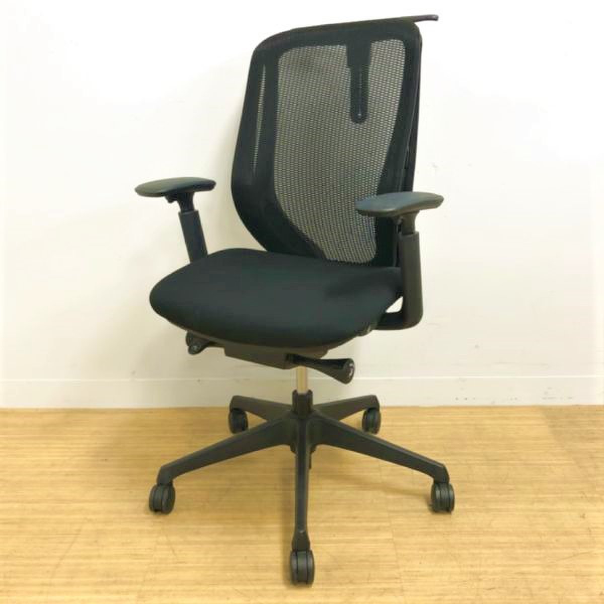 2020年製の状態良好品！【メッシュの柔らかなサポート力と前傾機能が人気の秘訣】オールブラックでクールな印象　快適なデスクワークが待っています　オカムラ　シルフィー
                        シルフィー（クッション） 
                                    中古
            