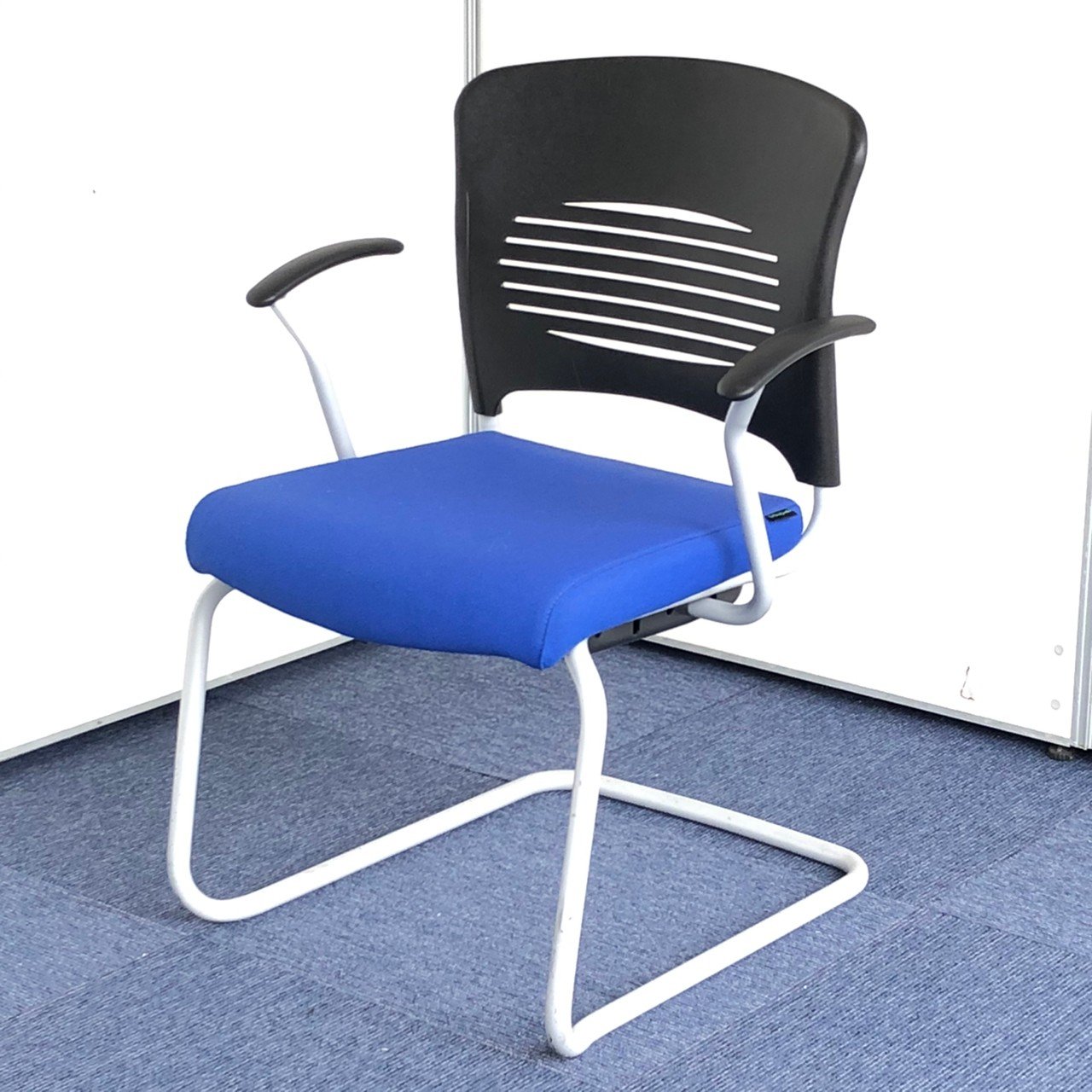 びっくりするくらい座り心地がいい。海外メーカーDaupin社製
                        その他シリーズ
                                    中古
            