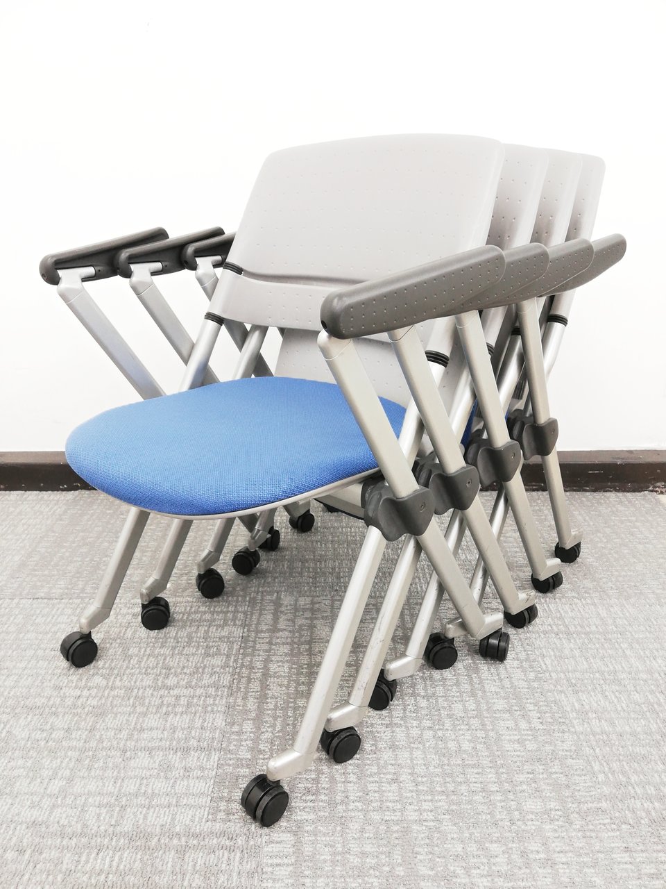 状態要考慮【お買い得セット】ブルー＆ブラックの便利アイテム！平行スタック可能※4脚セット◆オカムラ製リータ（LITA）
                        リータ 
                                    中古
            