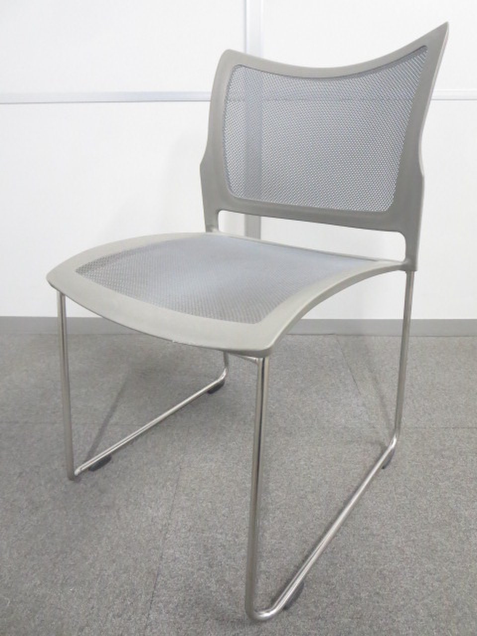 【メッシュが心地よさをキープ！】■オカムラ製　スタッキングチェア　グレー
                        ルフト 
                                    中古
            