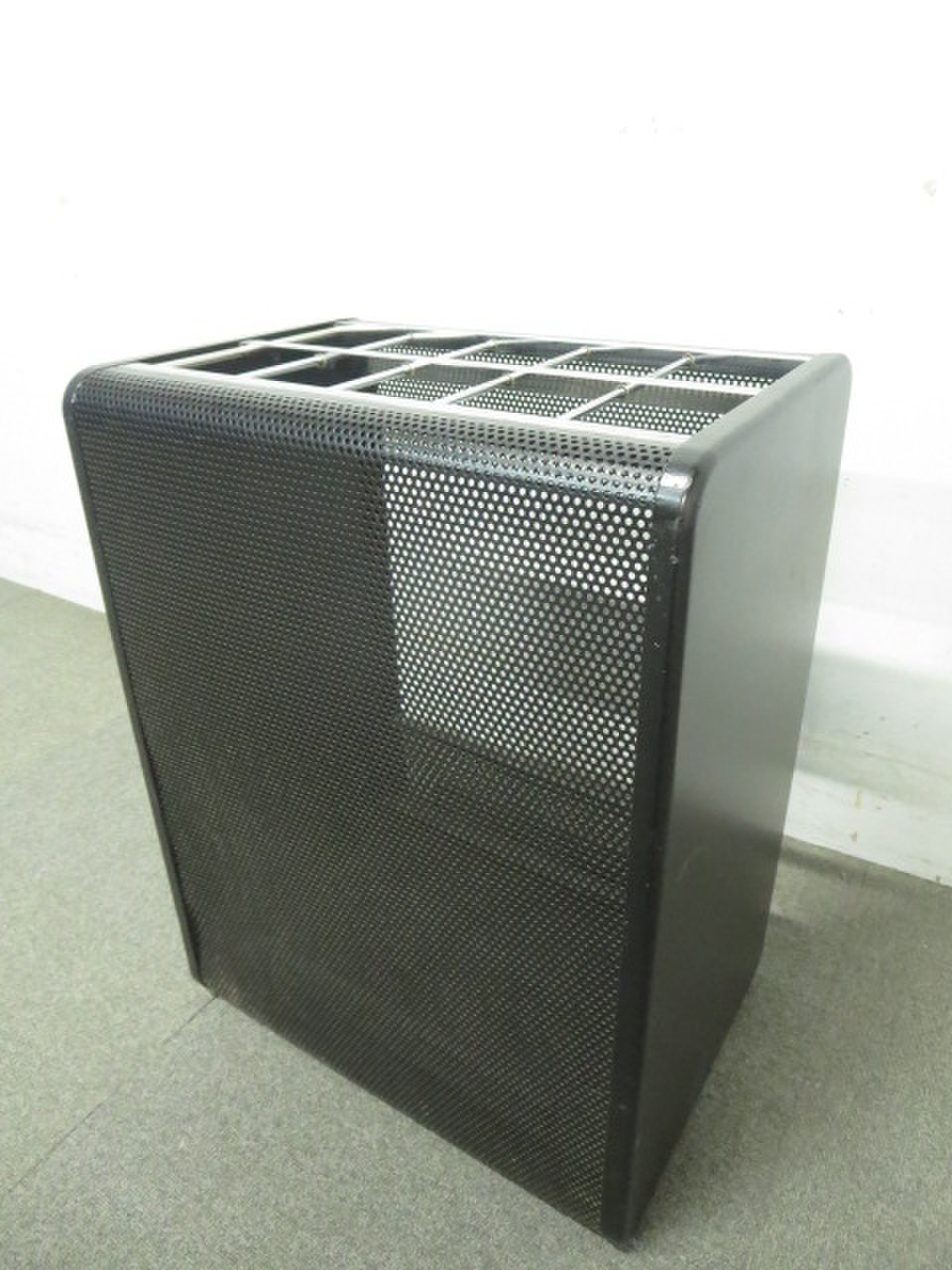 【お値下げ品！】■傘立て　メッシュパネル付　※滴受けに錆があります
                        アンブレラスタンド
                                    中古
            