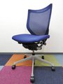 オカムラ製 バロン メッシュ ネイビーブルー色 高級チェア 肘無しローバックチェア