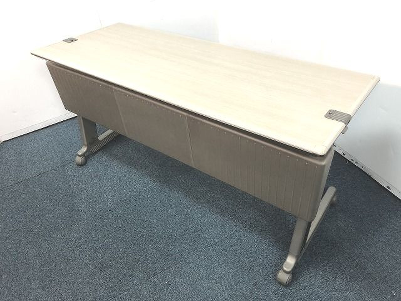 2台限定！！【ナチュラルカラーのスタックテーブルの入荷です！！】■おつとめ品■オカムラ
                        その他シリーズ
                                    中古
            