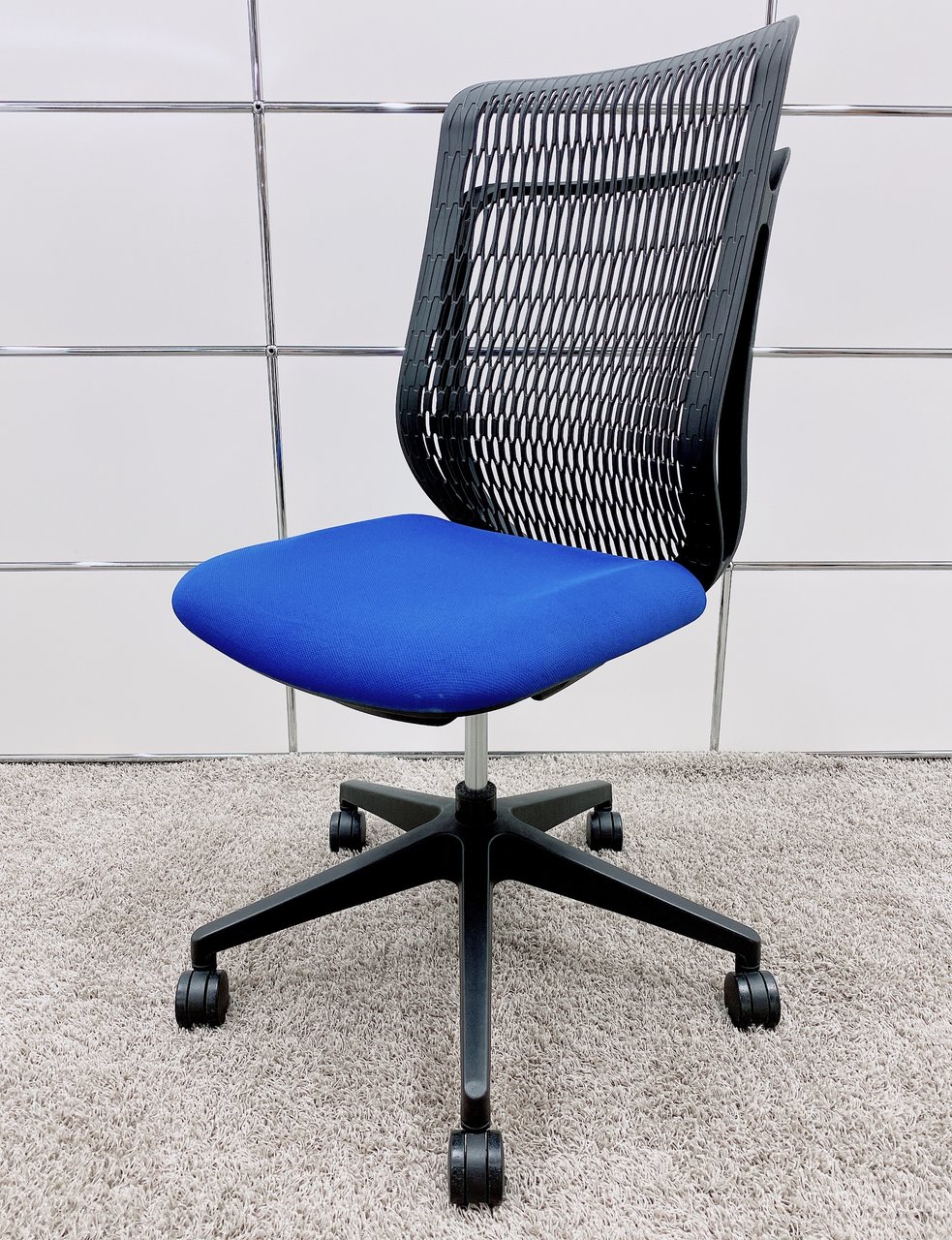 【KS】【26脚大量入荷！】背面樹脂メッシュで通気性とデザイン性を兼ねそろえたチェア！■内田洋行/UCHIDA■AJ(エージェイ)■ブルー
                        AJ（エージェイ） 
                                    中古
            