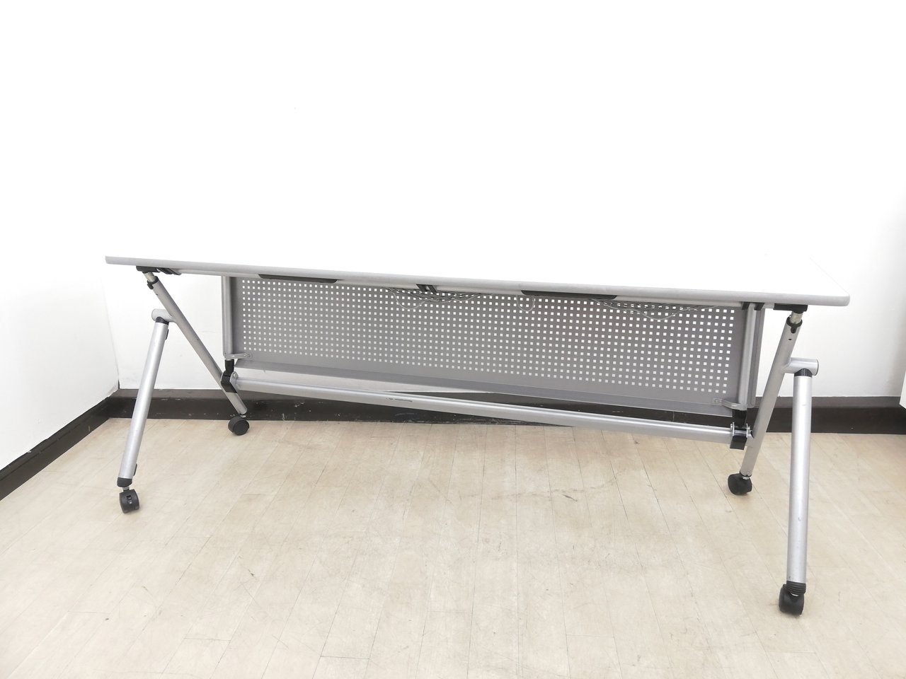 【レア商品入荷】テーブル下ネット付きで、手軽に収納！天板跳ね上げ式で収納ラクラク◆イトーキ製
                        その他シリーズ
                                    中古
            