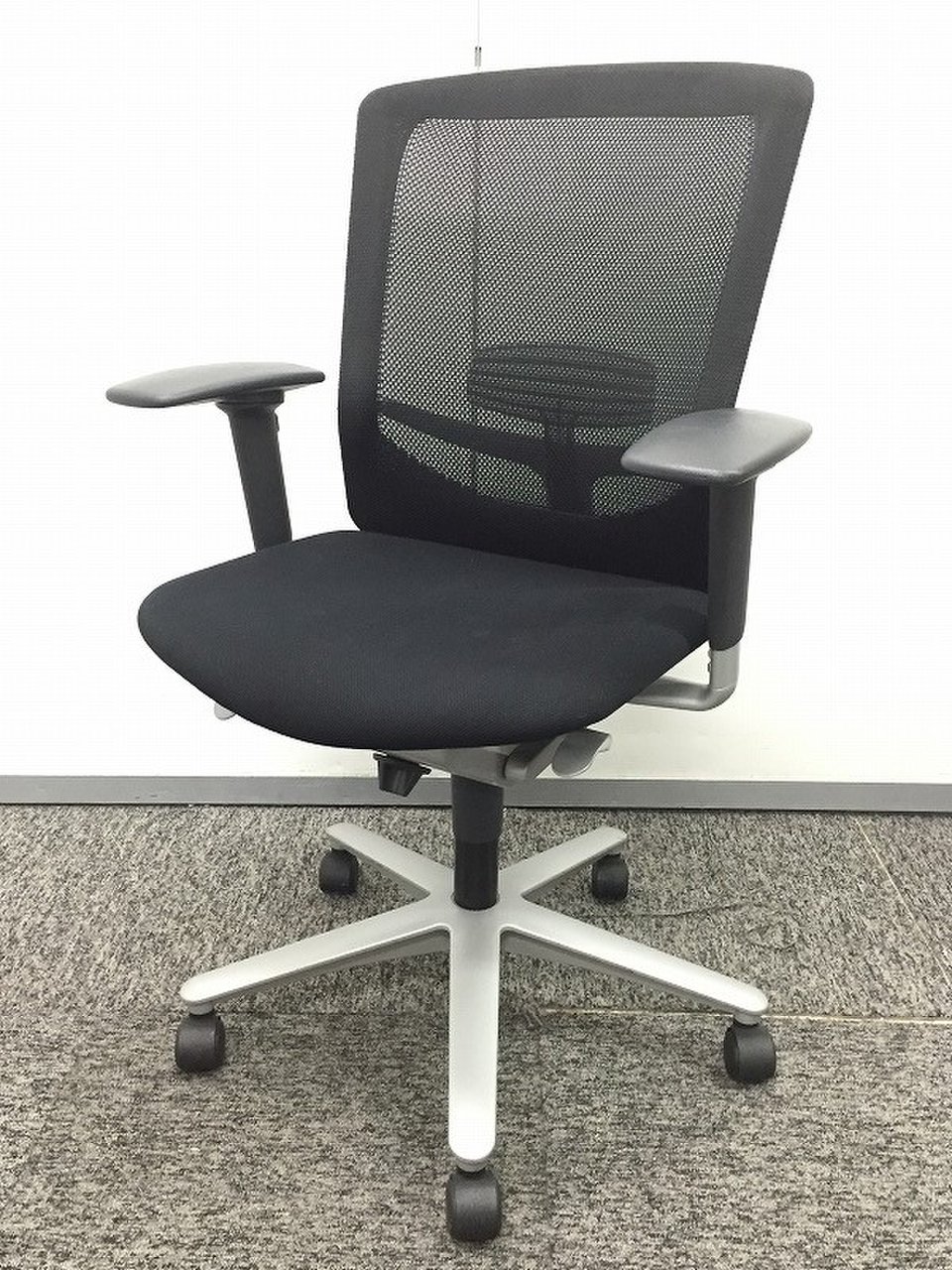 聞きなれない名前のレジアチェア。その正体は？｜ランバーサポート｜シルバー脚｜取っ手付き｜会議チェアとしても優秀。
                        レジア 
                                    中古
            