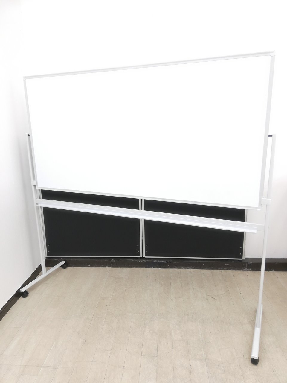 【大き目サイズ】あったら便利！板面無地ホワイトボード※両面脚付きタイプ◆ノンブランド品
                        その他シリーズ
                                    中古
            