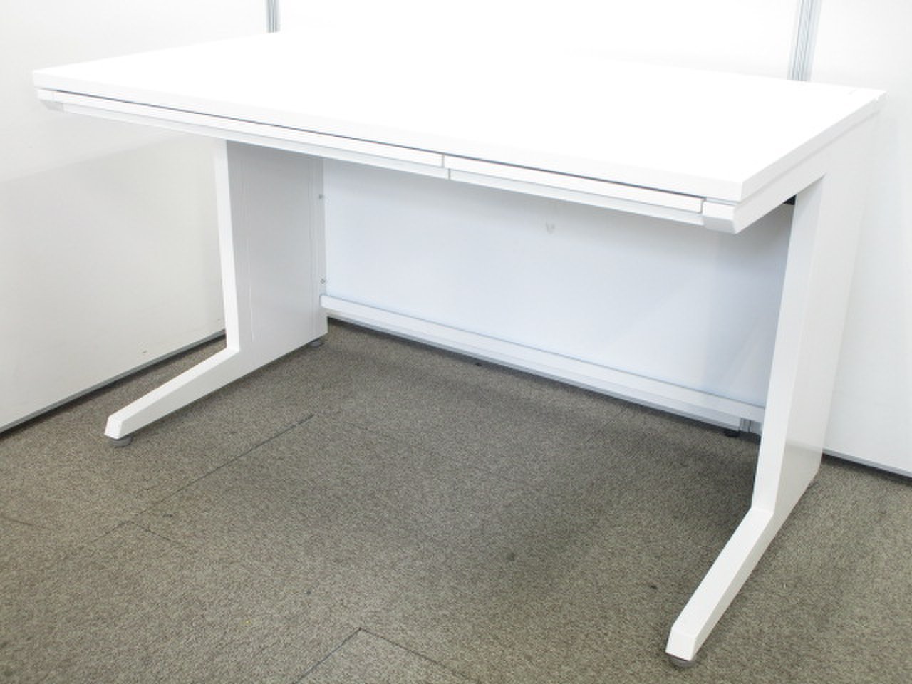 【人気シリーズのコンパクトサイズ】オカムラ/アドバンス/ホワイト【ワイドの広い配線カバーで整頓ラクラク】
                        アドバンス 
                                    中古
            