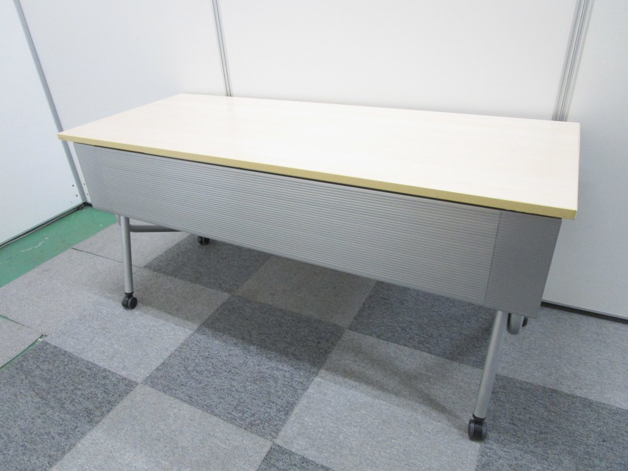 【お持ち帰り可】折り畳みできます！【傷有りのため特価】【定価約9万円】オカムラ製/ナチュラル天板

                        ネスティア 
                                    中古
            