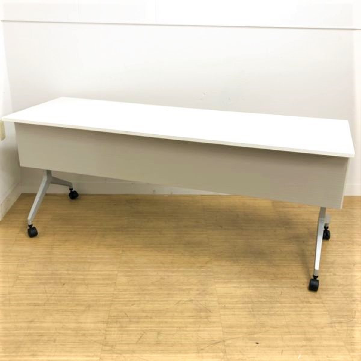 【移動も簡単でキャスターロックも可能】W1800サイズ　天板のサイズも大きくゆとりをもって使えます　ウチダ　パラグラフ
                        パラグラフ 
                                    中古
            