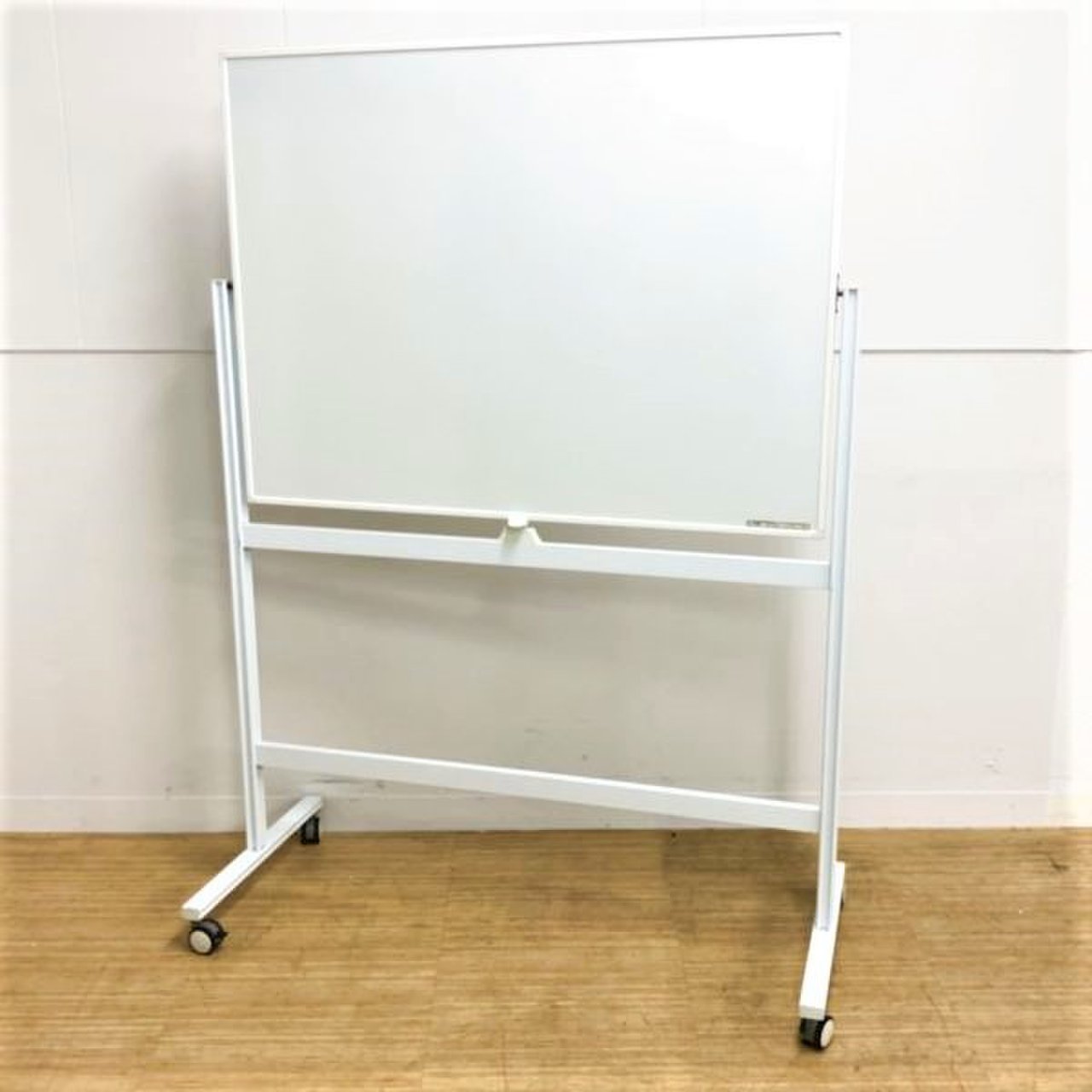 両面無地のホワイトボード入荷いたしました。幅1290ｍｍですので大きく場所は取らないので、
収納時もコンパクトに収められます！
                        その他シリーズ
                                    中古
            