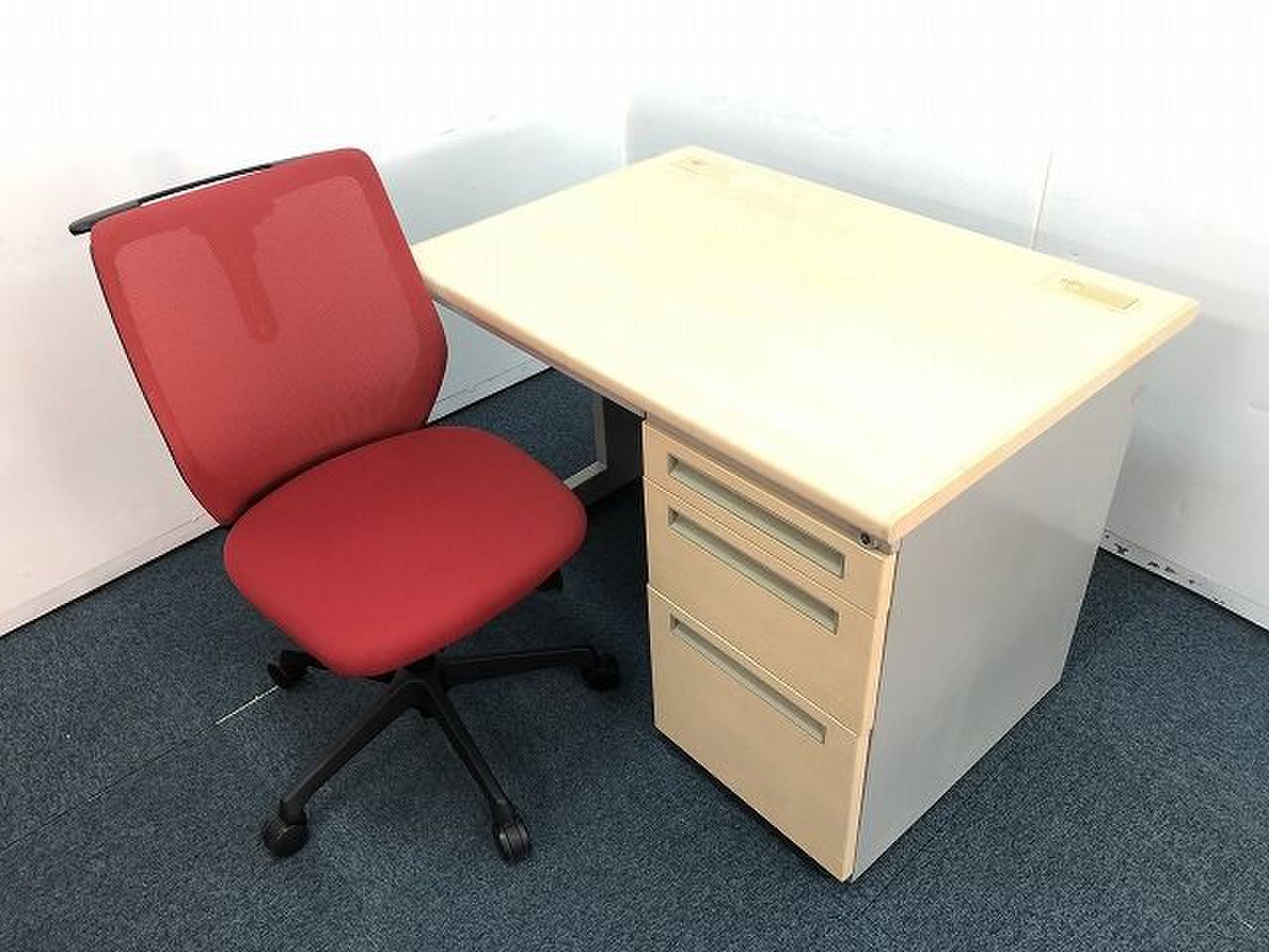 【コンパクトサイズのナチュラルカラー片袖机と通気性バツグンOAチェアのセット商品！！】
                        FEED 
                                    中古
            