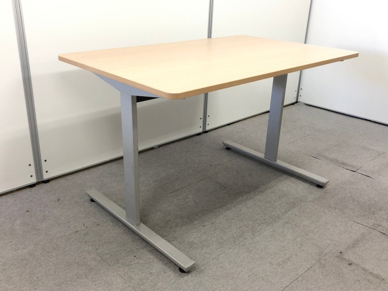 【脚部分に使用感あります】イトーキ製のコンパクトなテーブルが入荷。1名での作業用、2名での打ち合わせ用におすすめです。
                        その他シリーズ
                                    中古
            