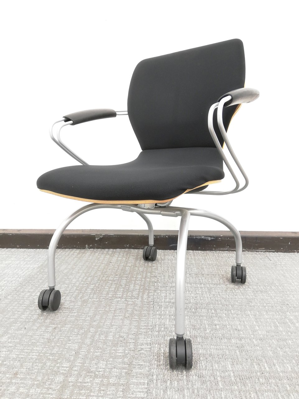 【4脚おそろい】会議用チェア！謎のネーミング「シンタ」（SINTA）※背もたれ木製◆イトーキ製
                        シンタ 
                                    中古
            