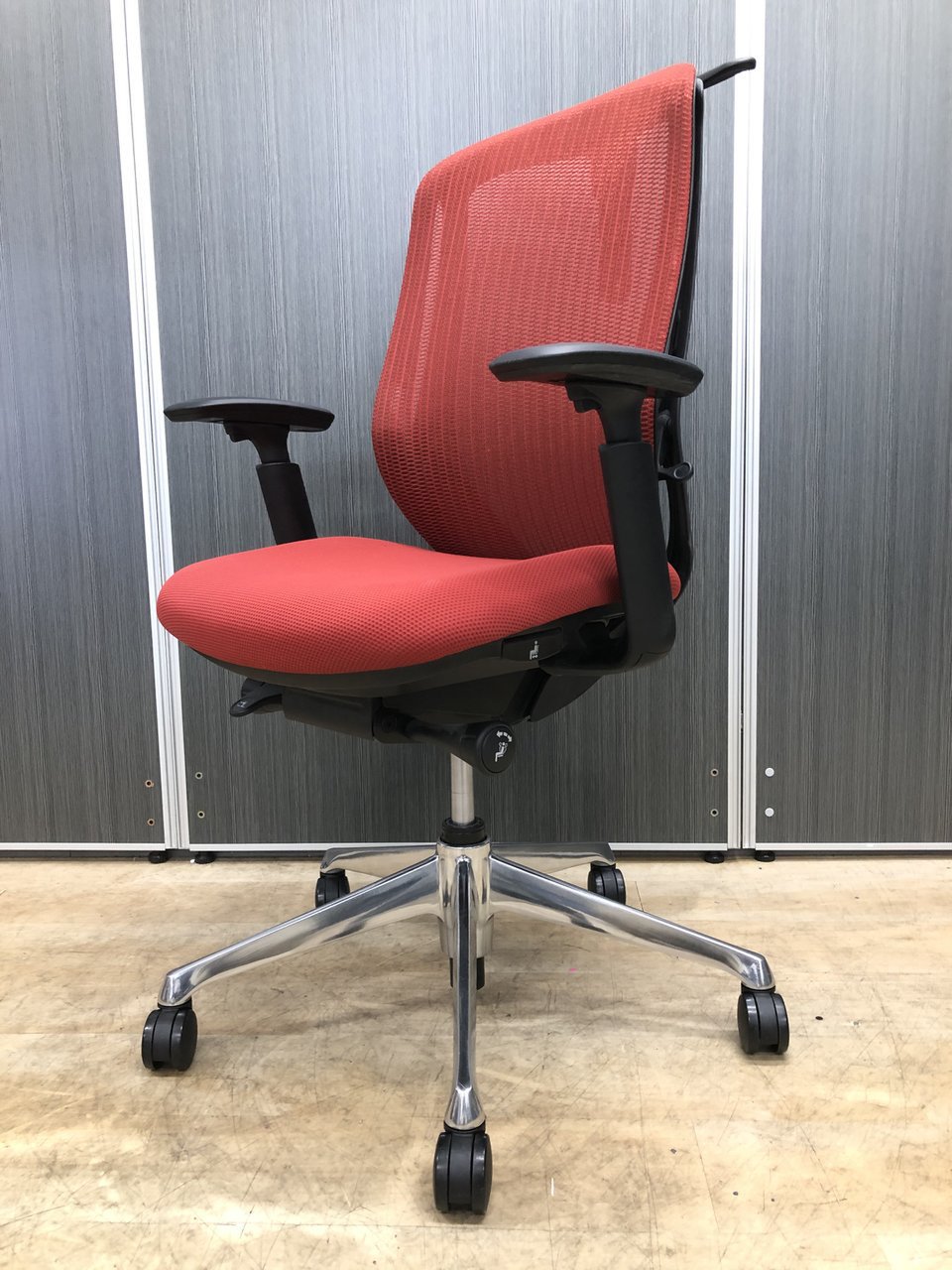 【4脚入荷】【事務職にオススメ・前傾チルト付】オカムラ製　シルフィ　クールなレッド【中古】【オフィス家具】【東京】【大阪】【愛知】【岐阜】
                        シルフィー（クッション） 
                                    中古
            