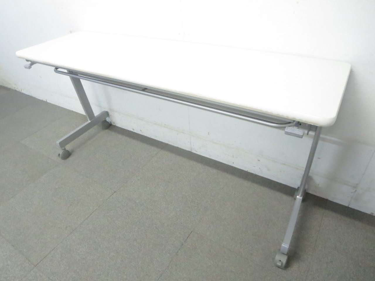 【未使用品！箱入り入荷！】■サイトスタックテーブル　W1500×D450mm　ネオホワイト■【フレキシブルに使えて便利！】
                        KS 
                                    中古
            