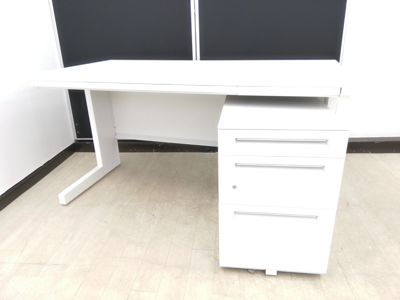 【大量18セット】デスク広々幅1400mm！ワゴンセットで使い勝手◎美白ホワイトカラー◆内田洋行製
                        スカエナ デスク 
                                    中古
            