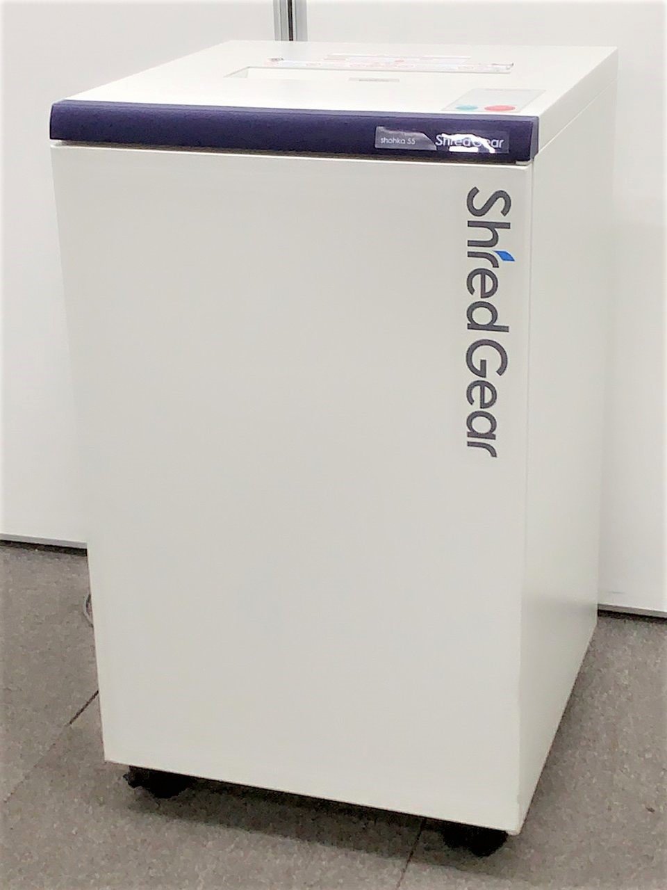 【1台入荷！】｜業務用シュレッダー｜楽取り搭載！一度に55枚の大量細断とフラットスクエアカットでクズの大量収容を実現したモデル！
                        shohka 電動シュレッダー 
                                    中古
            