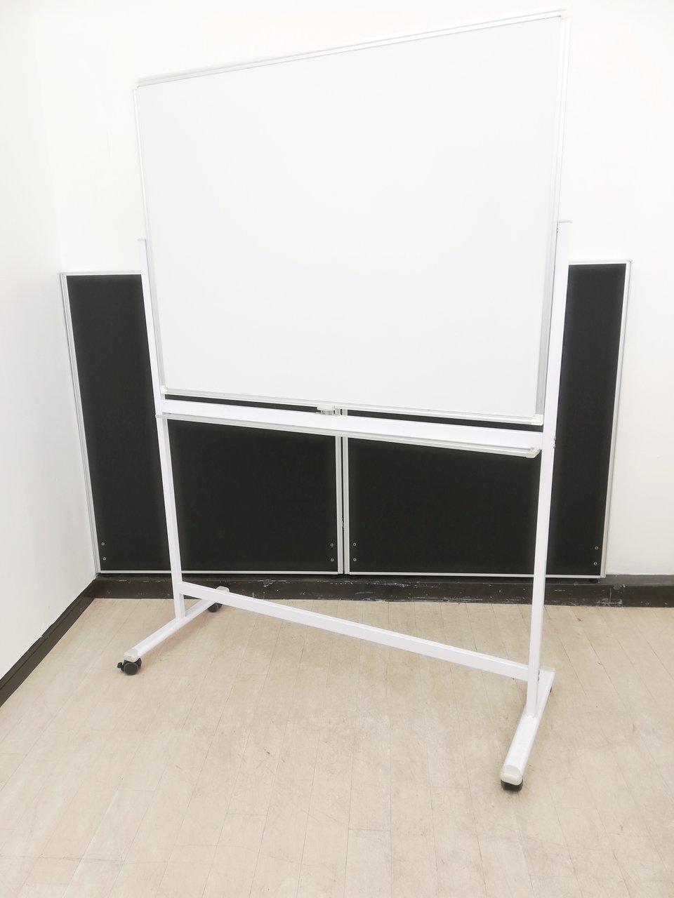 【両面使用可能】キャスター付き移動楽々コンパクトなホワイトボード※粉受け端部品欠品◆ノンブランド品
                        その他シリーズ
                                    中古
            