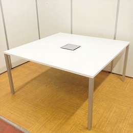 【1台限定】【オカムラ製ホワイトのワークテーブルが入荷いたしました！】【ゆったり使える】