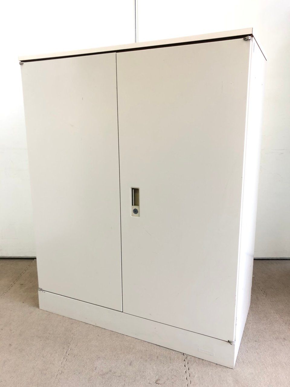 【小傷が目立ちます】オカムラ製両開き書庫/天板付き/おつとめ品
                        42 
                                    中古
            