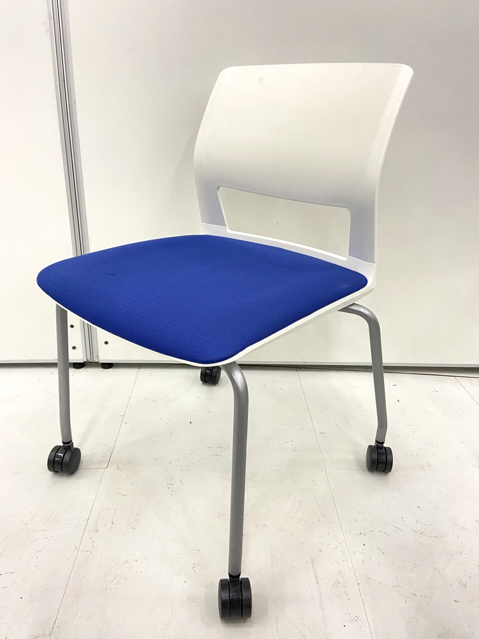 【会議用!!国内メーカー製!!】重ねて省スペース、キャスター付きで移動もスムーズ!!
                        160シリーズ 
                                    中古
            