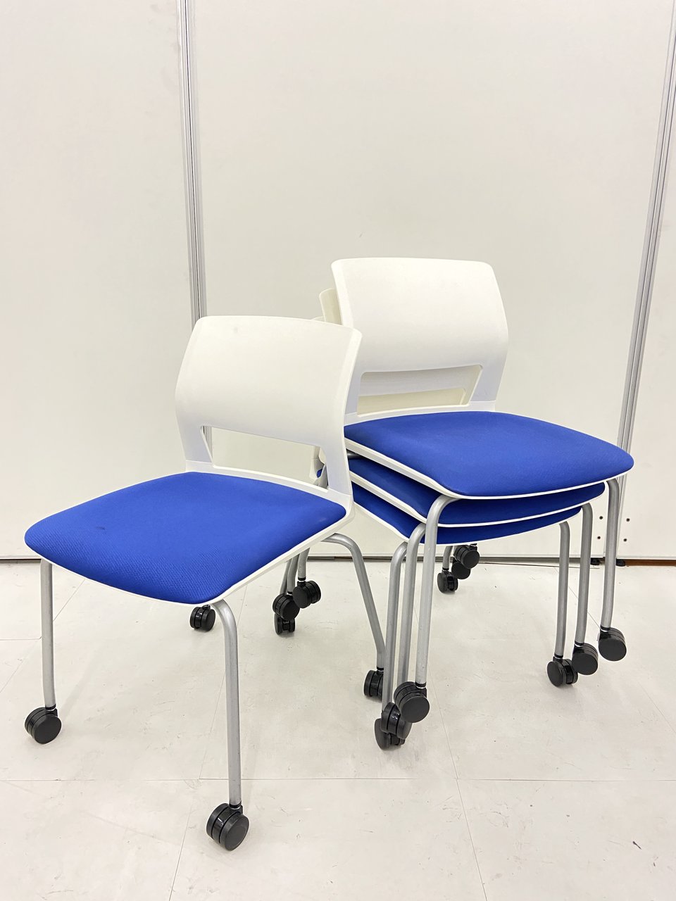 1脚分の送料でお送りします!!小規模ミーティングに最適のスタッキングチェア
                        160シリーズ 
                                    中古
            