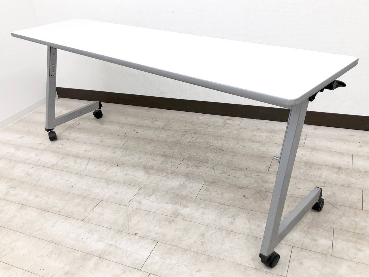 幕板欠品の為特価！1台限定のご案内です！　プラス　スタックテーブル　ホワイト【RP】
                        その他シリーズ
                                    中古
            