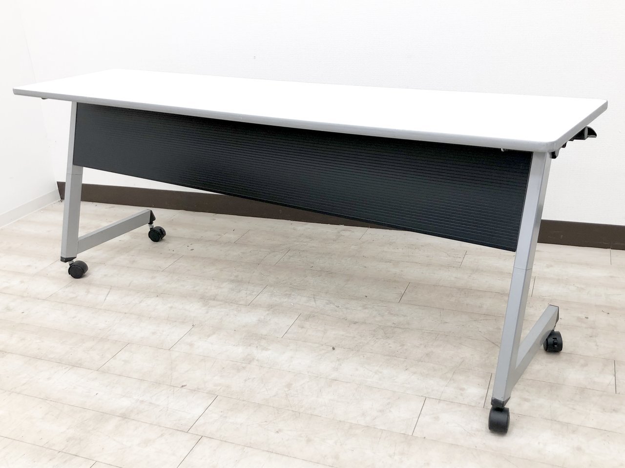 入替特価品！プラス製スタックテーブルが入荷しました！　折り畳み　ホワイト【RP】
                        その他シリーズ
                                    中古
            