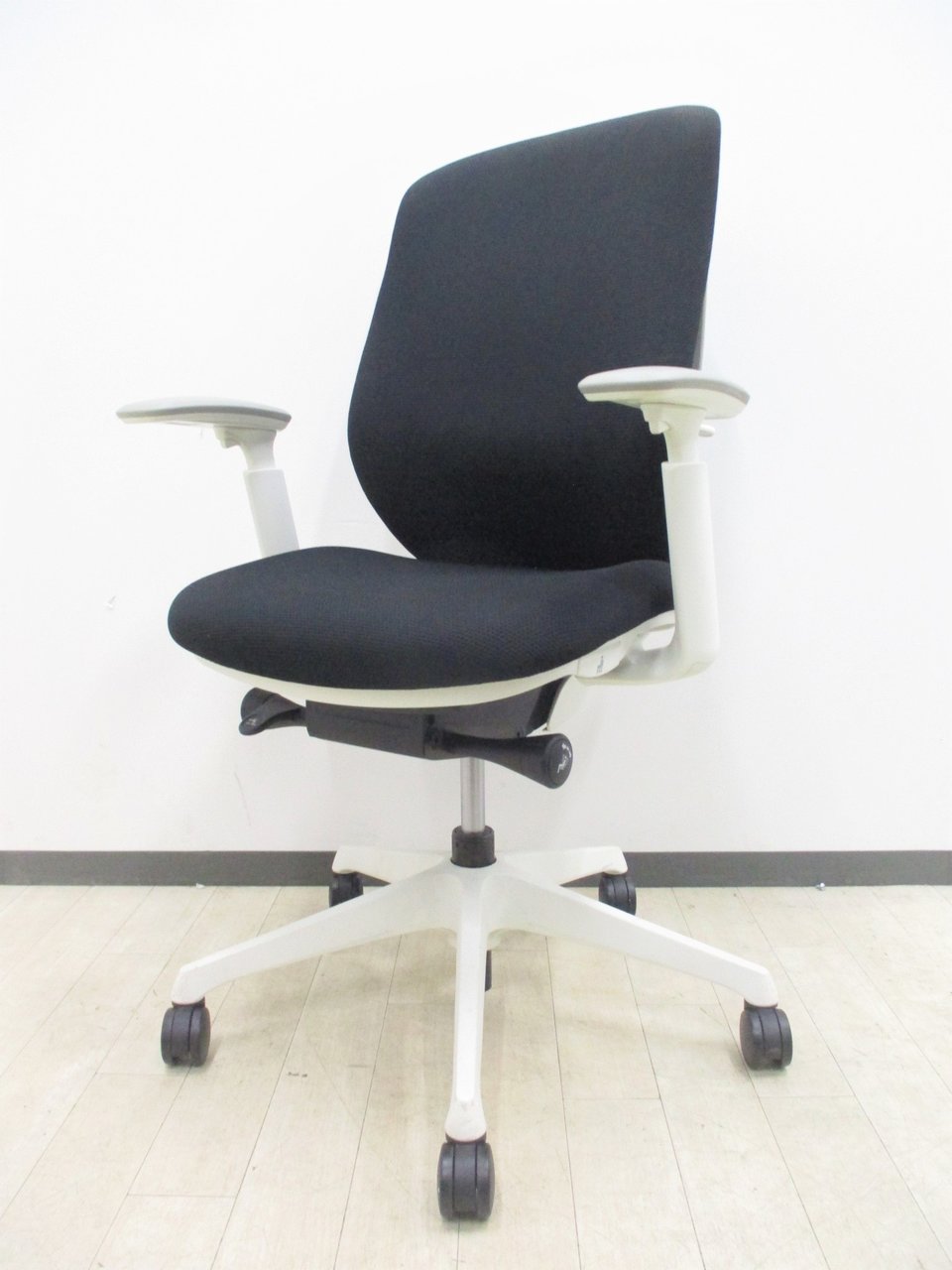 【限定1脚！】オカムラで一番売れている大人気商品！シルフィチェアの入荷！
                        シルフィー（メッシュ） 
                                    中古
            