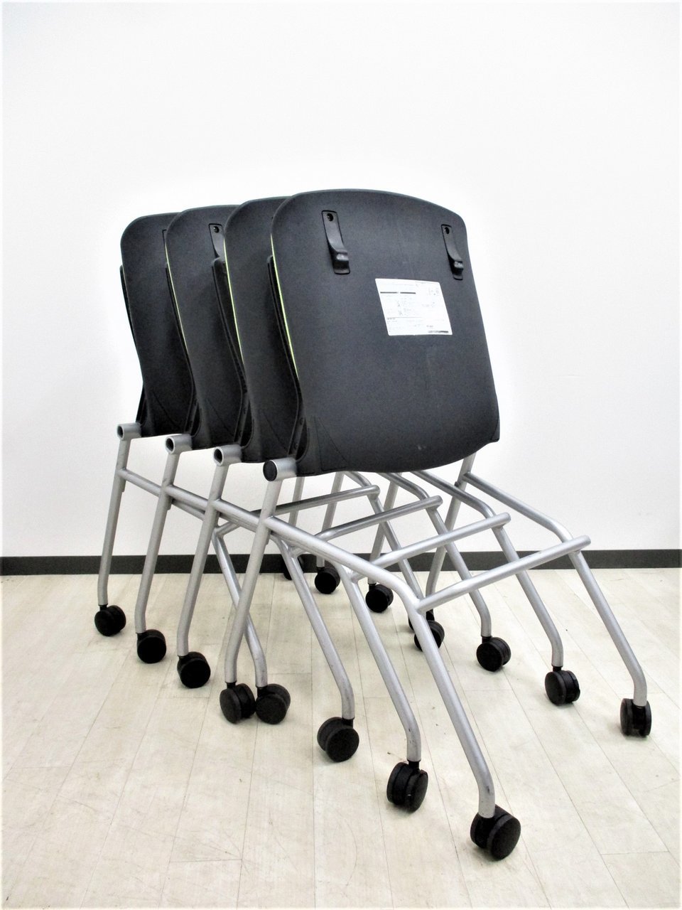 入替特価品！4脚セットでお得！オカムラ/グラータ/ライトグリーン/折り畳み/4脚セット【RP】
                        グラータ 
                                    中古
            