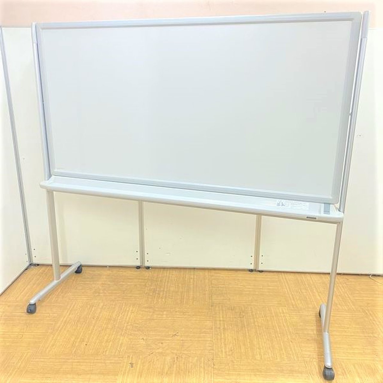 脚付きスチール製両面ホワイトボードを入荷しました。打ち合わせの必需品、掲示板としてもご利用頂けます。両面に書き込めるタイプ。
                        その他シリーズ
                                    中古
            