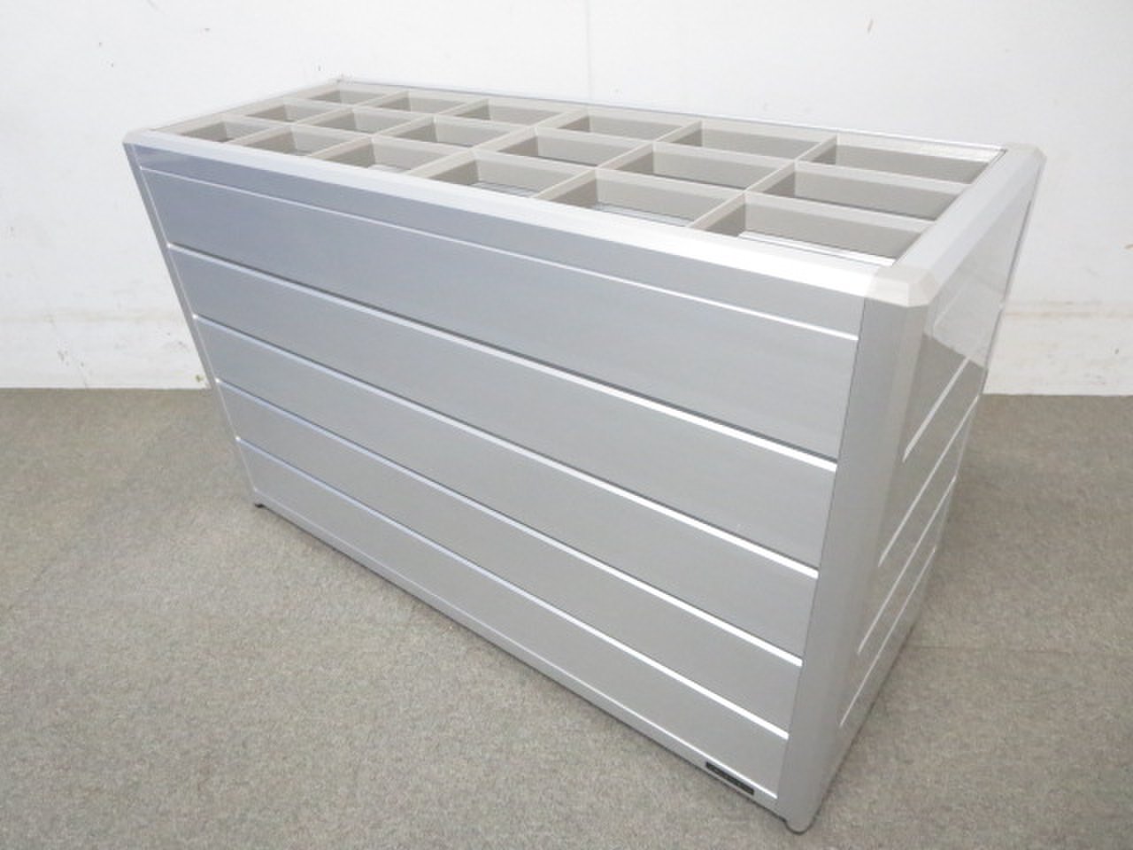 【スタイリッシュなデザイン！】■オカムラ製　傘立て　36本収納タイプ　アルミパネル付
                        アンブレラスタンド　L975
                                    中古
            