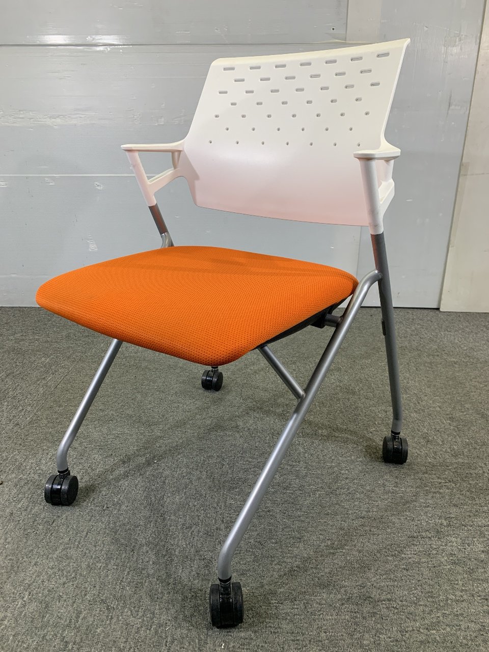 【倉庫在庫】【6脚セット】6脚揃いにてご案内。コクヨのスタッキングチェア『PIEGA』　※送料6,000円～
                        ピエガ（背樹脂タイプ） 
                                    中古
            