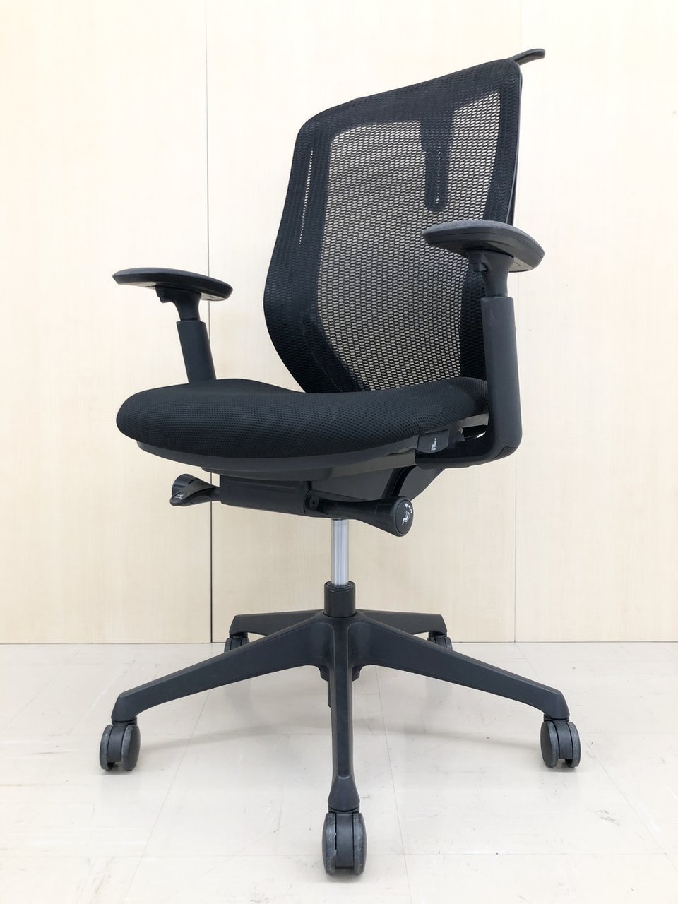 bl　オカムラ　シルフィーチェア　前傾機能　ハイバック　メッシュタイプ　中古 中古】シルフィーメッシュ オカムラ/okamura 肘付ハイバックチェア