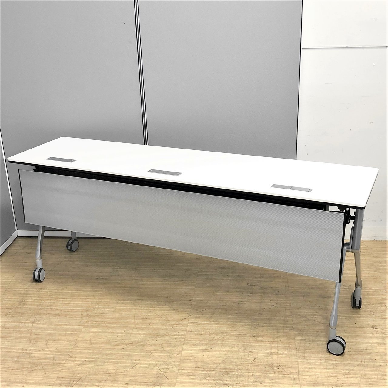 オカムラ製の現行モデルがロット入荷！あると便利なスタックテーブル！
                        インターアクトNT 
                                    中古
            