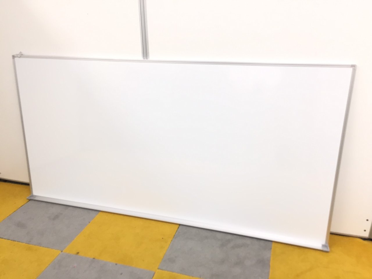 【ワイドに使える！】■壁掛け用ホワイトボード　W1800mmタイプ
                        その他シリーズ
                                    中古
            