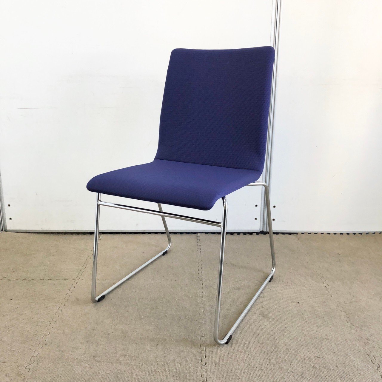 【ミーティングや休憩室に！】
【オシャレなブルー】
【定価約3万円】

                        モノス
                                    中古
            