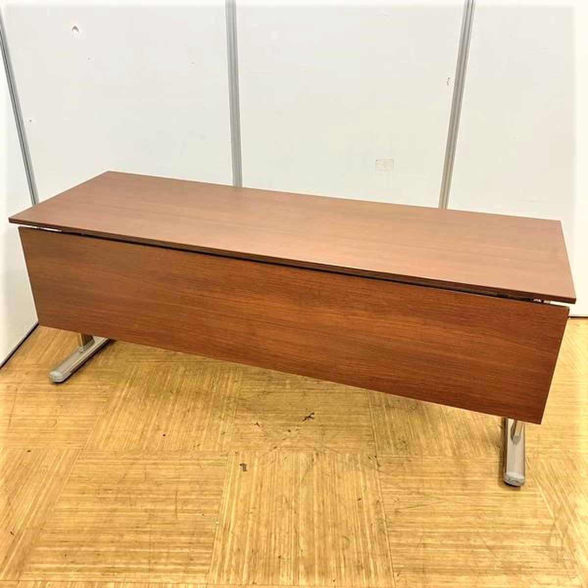 【高級感あるブラウン天板！】会議やセミナー・ソーシャルディスタンスにも！
                        KT-700 シリーズ 
                                    中古
            