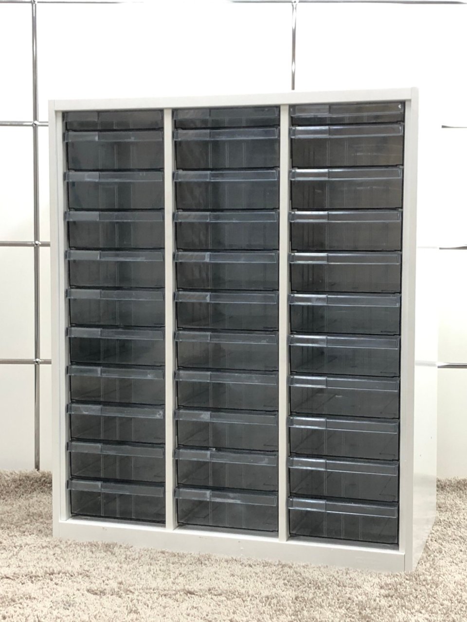 【KS】【細かな収納ならコチラ！】
珍しい深型トレイタイプのキャビネット！
書類やカタログ、文房具類をたっぷりしまえます！
■オカムラ■レクトライン
                        レクトライン 
                                    中古
            