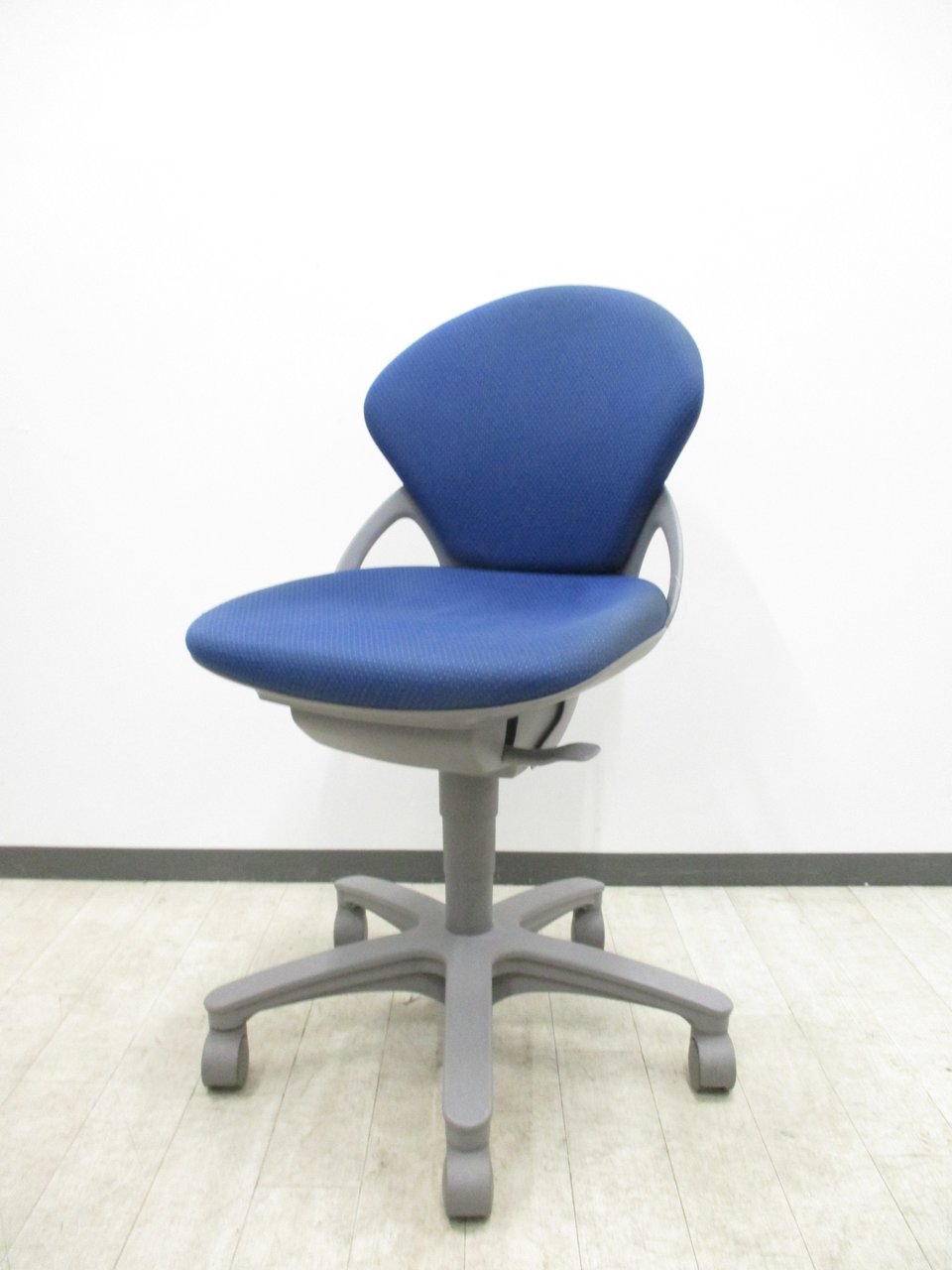 残り1脚の為お安く
                        プレーゴ 
                                    中古
            