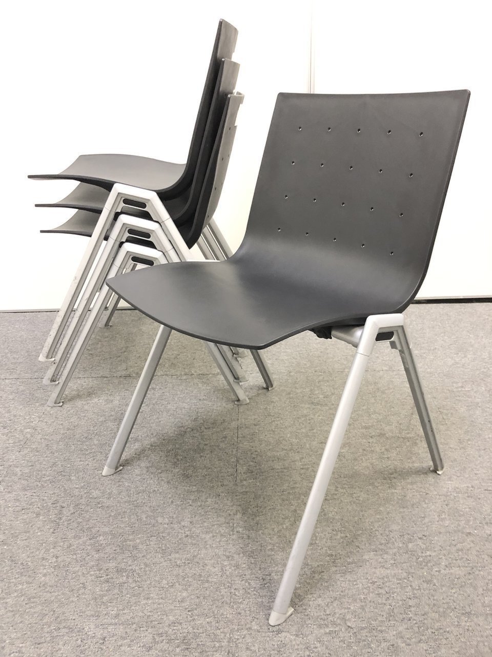 内田洋行　UCHIDA　スタッキング　セット　会議　ミーティング　研修　ブラック　収納　【お得】
                        エムエクス-250 
                                    中古
            