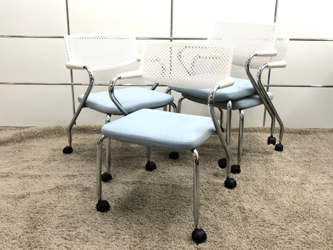 【KS】【お得な4脚セット！】
美しいデザインながら、
座り心地にもこだわった一品！
■ヴィトラ／Vitra■ビザロール／Visaroll
                        ビザロール 
                                    中古
            